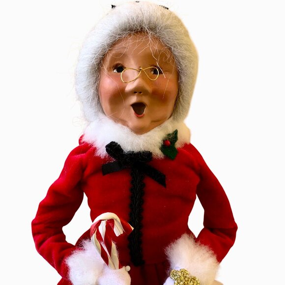 Byers' Choice The Carolers Mrs. Claus with Candy Canes and Chocolate 2009 - Picture 12 of 16